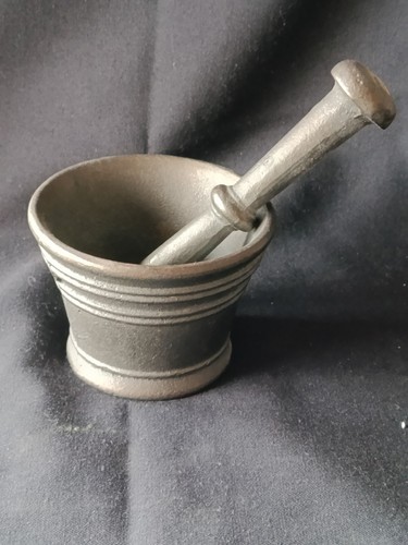 Antiker gusseiserner mörser - gusseiserner,